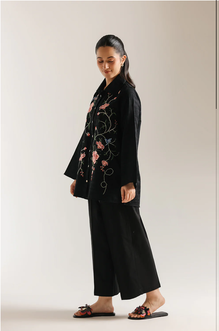 ETHNC EMBROIDERED KURTI | SHIRT – STRAIGHT FIT – COLLARED NECKLINE – BUTTON-DOWN FRONT – WIDE SLEEVES – MID LENGTH
