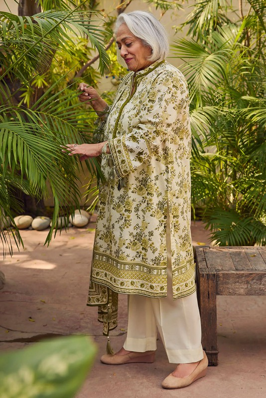 GUL AHMED - 3 Piece Printed Lawn Suit with Dupatta CL-62118 A