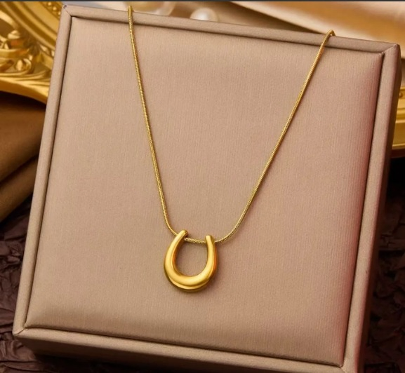 Minimalist U-shaped Horseshoe Pendant Necklace