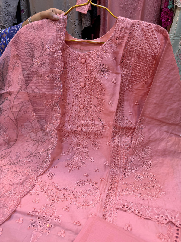 Classic Pakistani Style for a Polished Look