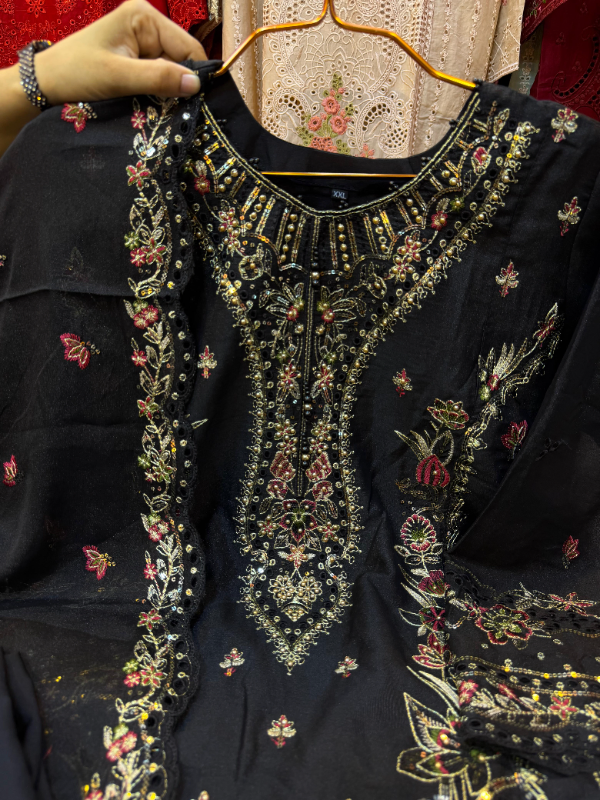 Classic Pakistani Style for a Polished Look