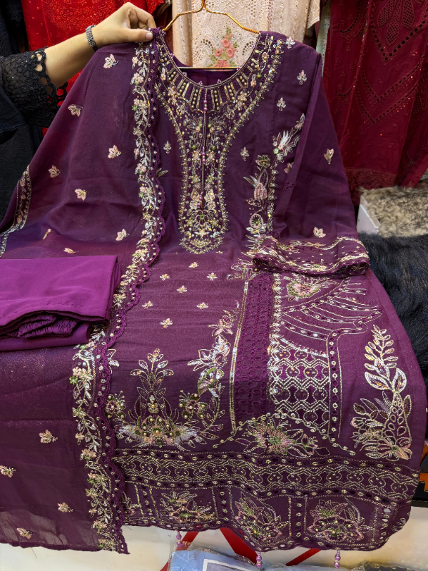 Classic Pakistani Style for a Polished Look