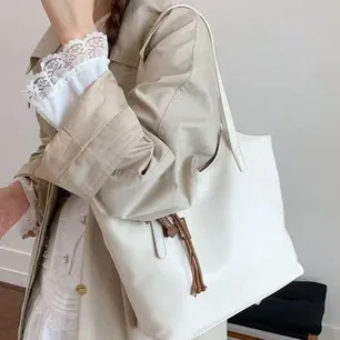 Alvira Women's Totebag