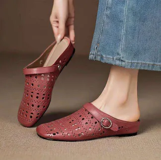 Versatile Women's Sandals with Closed Toe