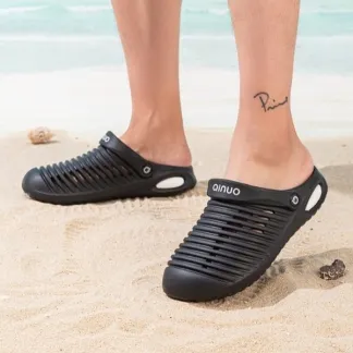 Stylish QinUo Clogs – Lightweight & Breathable in Black and White – Versatile Comfort