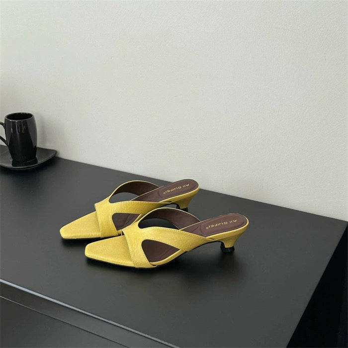 SCULPTED MINIMAL KITTENHEELS