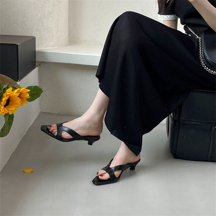 SCULPTED MINIMAL KITTENHEELS