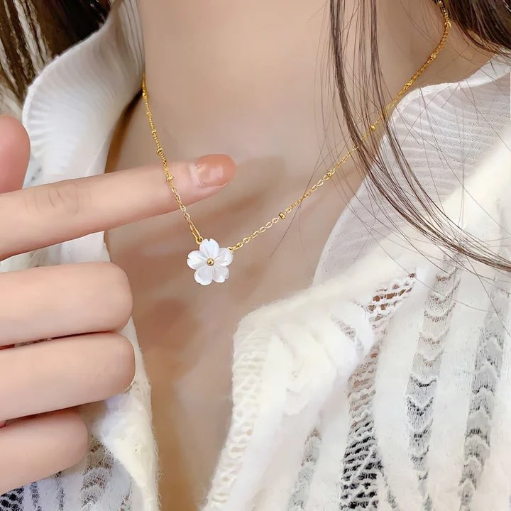 White Shell Peach Blossom Necklace