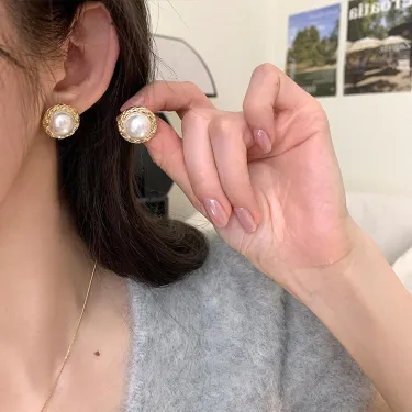  Simple Button Shape Pearl Stud Earring