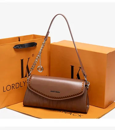 Versatile Simple Chain Bag