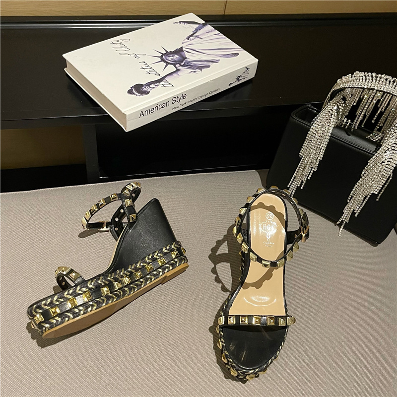 RIVIERA STUD WEDGES US1018-64B
