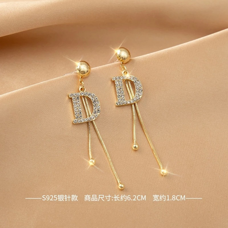 Classic D letter Tassle Earring 