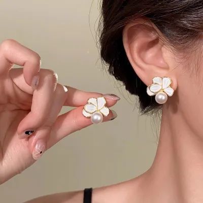 White Shell Flower Pearl Stud Earrings 