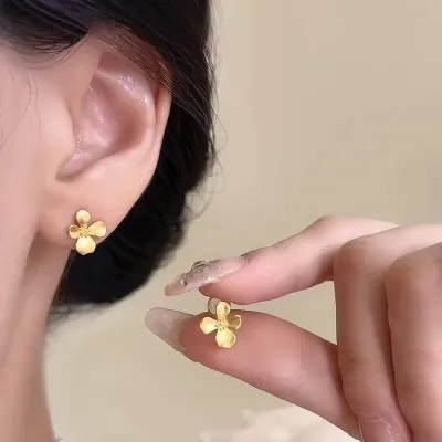 Retro Golden Flower Stud Earrings 