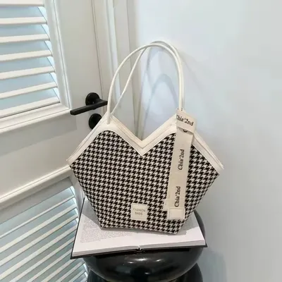 Lettering Knot Check Zipper Tote Bag