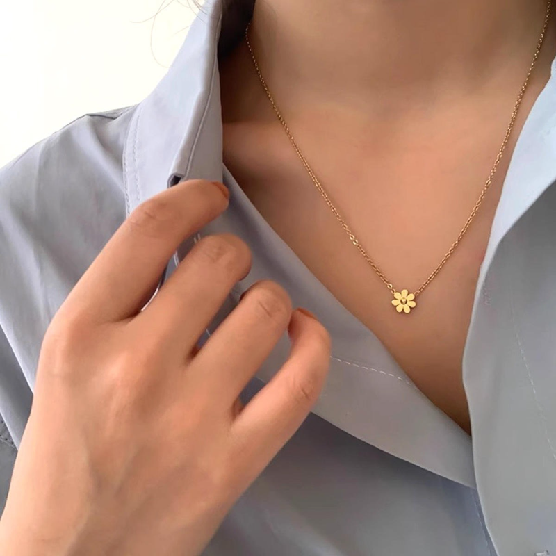 Gold Plated Daisy Pendant Necklace
