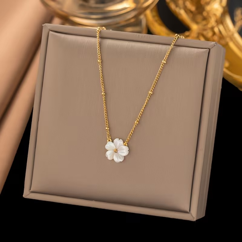 White Shell Peach Blossom Necklace