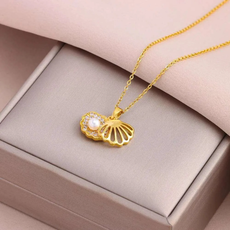 Exquisite Hollow Shell Pearl Necklace
