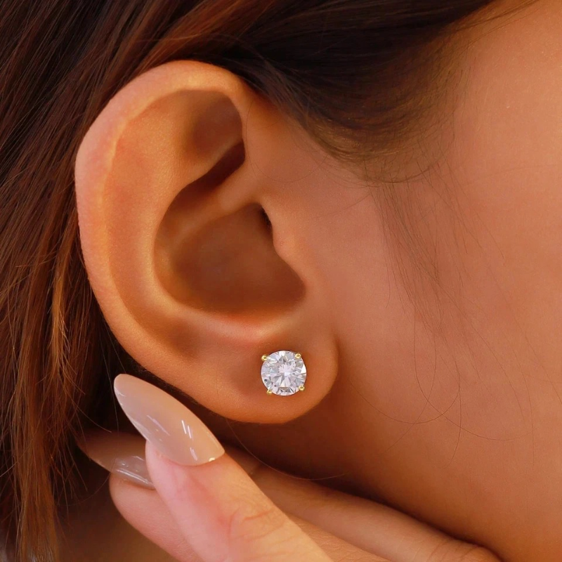 Round Cut Diamond Stud Earrings