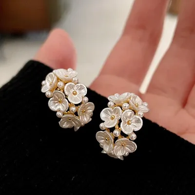 Trendy Flower Shell White Pearls Hoop Earrings