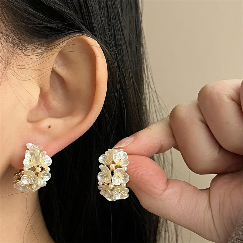 Trendy Flower Shell White Pearls Hoop Earrings