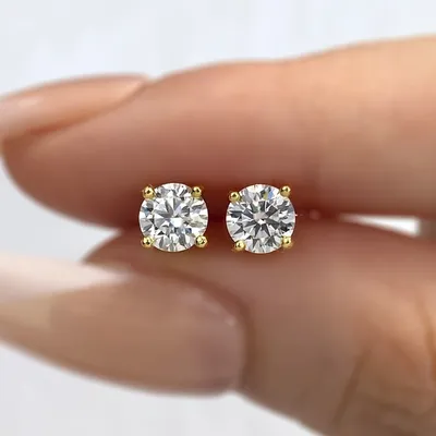 Round Cut Diamond Stud Earrings