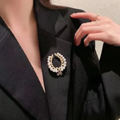 Leaf Hollowed Wheat Geometry Circle Round Brooch