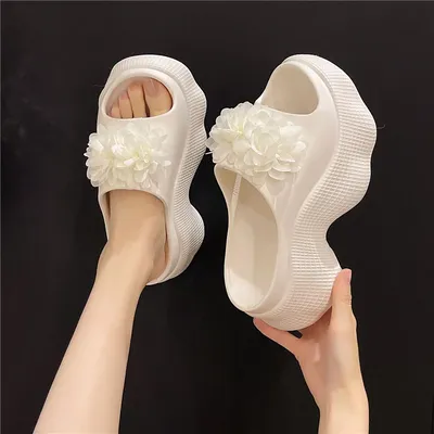 Fashionable Flower Decoration Summer sandal.