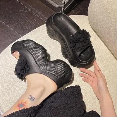 Fashionable Flower Decoration Summer sandal.