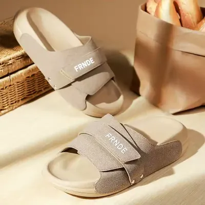 LIGHTWEIGHT MEN'S SLIPPERS  