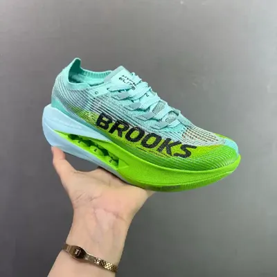 COMFORTABLE NEW RUNNING SHOES