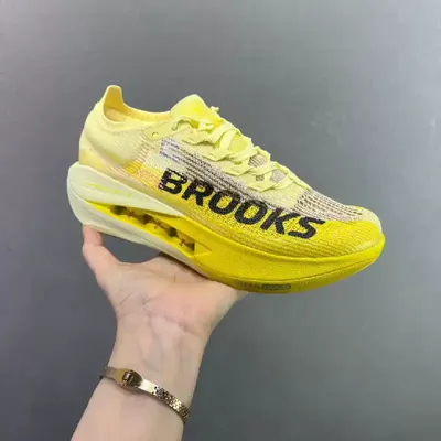 COMFORTABLE NEW RUNNING SHOES