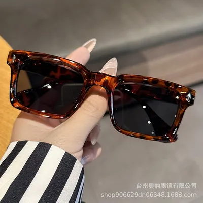 Narrow Edge Square Sunglass