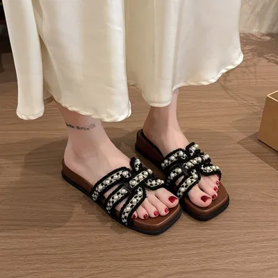 WOMEN’S FASHIONABLE SLIPPER