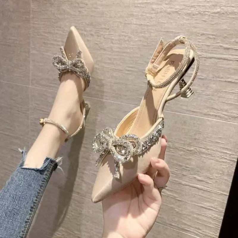 CLOSED TOE CASUAL SANDALS WITH A WINE GLASS HEEL AND A SINGLE BUCKLE