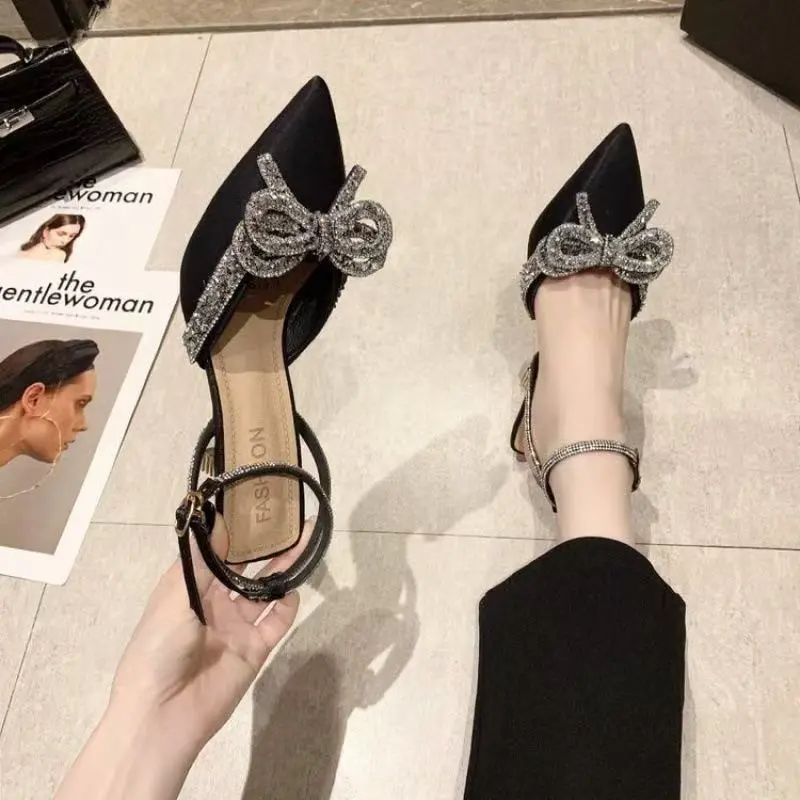 CLOSED TOE CASUAL SANDALS WITH A WINE GLASS HEEL AND A SINGLE BUCKLE