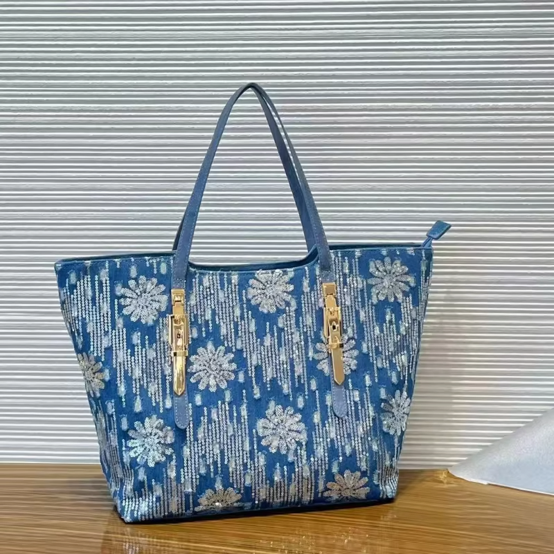  Fashionable Sequined Handbag with a Large