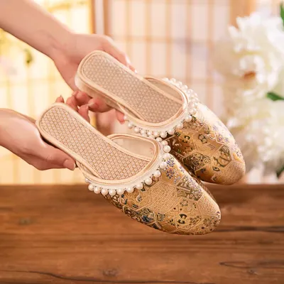 Low Heel Closed-Toe Slippers 