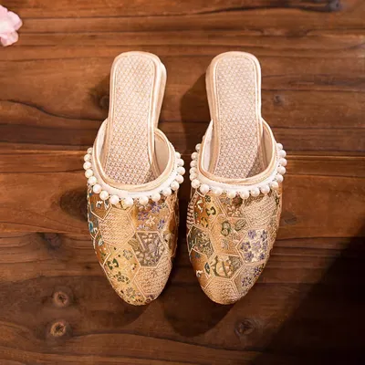 Low Heel Closed-Toe Slippers 