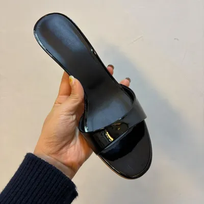  PATENT LEATHER ROUND TOE HEELS