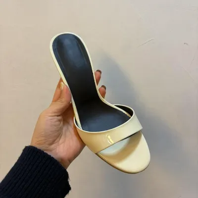  PATENT LEATHER ROUND TOE HEELS