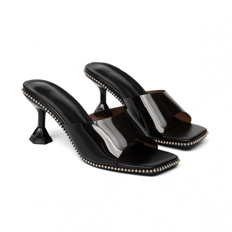 GLOSSY MULE WITH STUDS