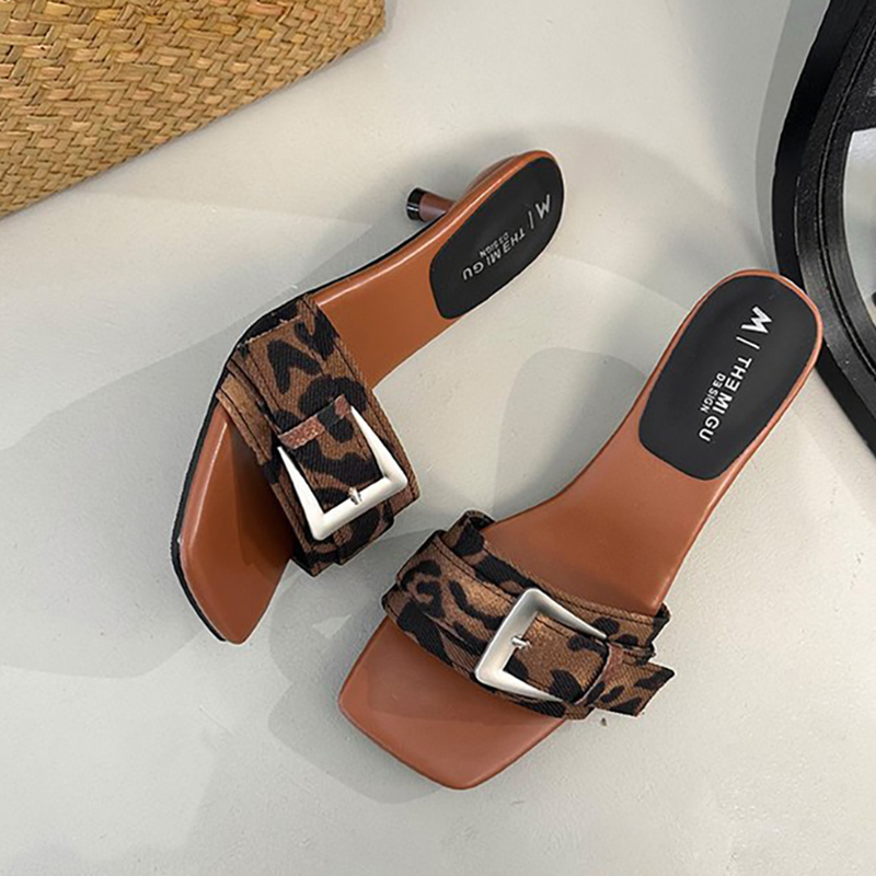 MINIMAL BUCKLE KITTEN HEELS