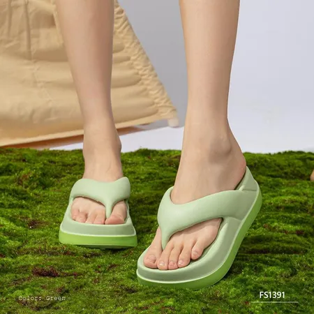 Xorina Bay Women's Slippers