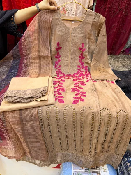 Classic Pakistani Style for a Polished Look