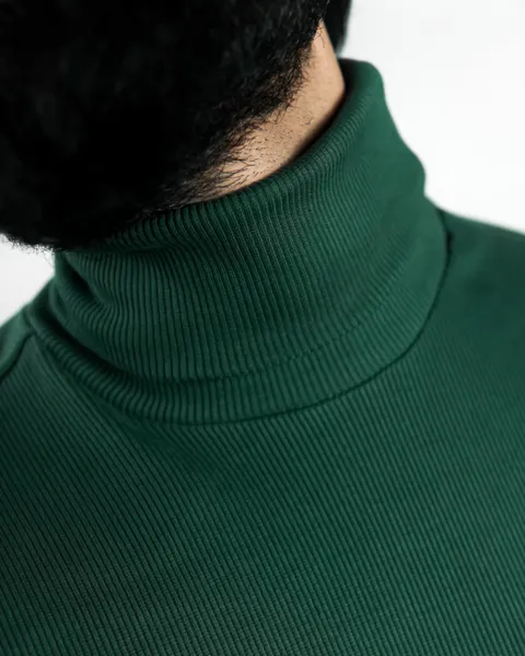 Basics Turtleneck in Bottle Green