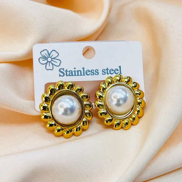 Beautiful Vintage Gold & White Pearl Earring